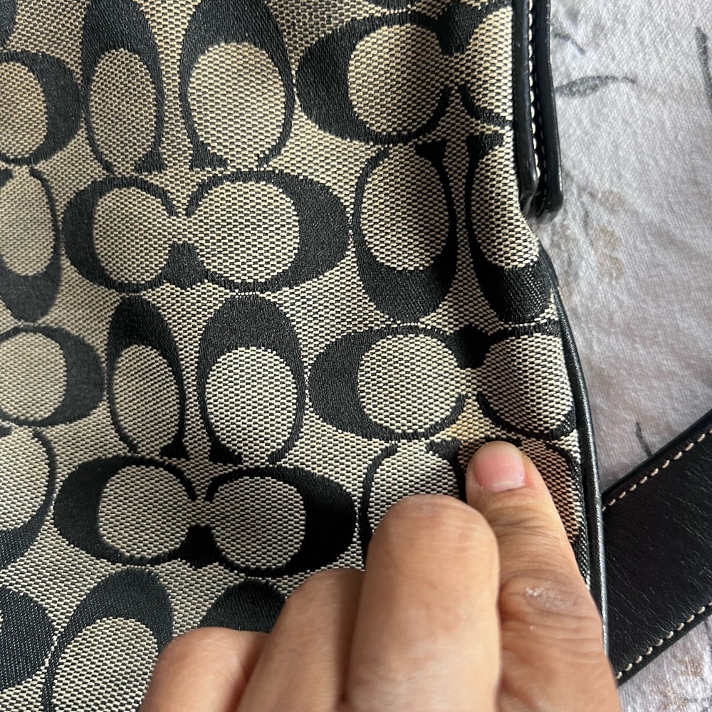 Coach Black and Cream Signature Shoulder Bag - Picture 7 of 12